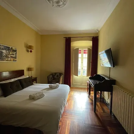 Πανσιόν Esmeralda 3*